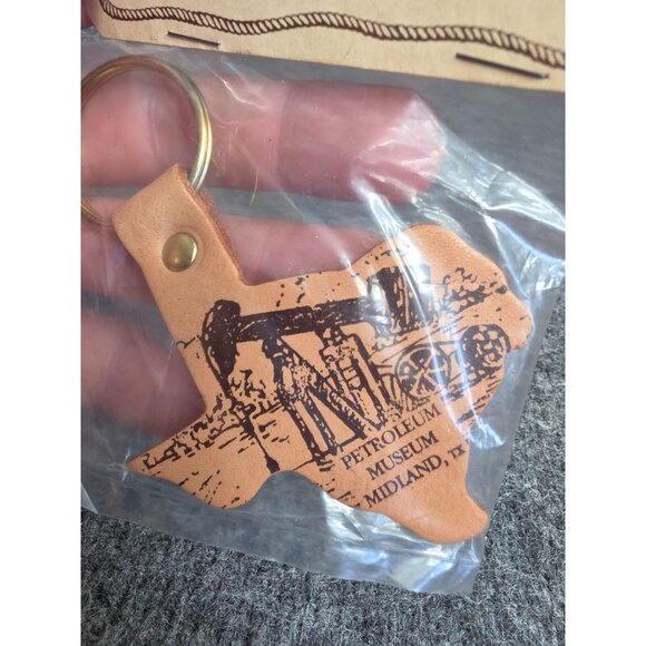 Texas Leather Key Holder Made in Texas Midland TX Petroleum Museum Design - Picture 3 of 6